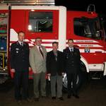 Foto von links nach rechts: damaliger Gemeindewehrleiter Kabelsketal - Karsten Stephan, BTL Brandschutztechnik Leipzig - Frank Lüdicke, Bürgermeister Kabelsketal - Kurt Hambacher, Ortswehrleiter Dölbau - Rajko Semm