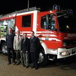 Foto von links nach rechts: damaliger Gemeindewehrleiter Kabelsketal - Karsten Stephan, BTL Brandschutztechnik Leipzig - Frank Lüdicke, Bürgermeister Kabelsketal - Kurt Hambacher, Ortswehrleiter Dölbau - Rajko Semm